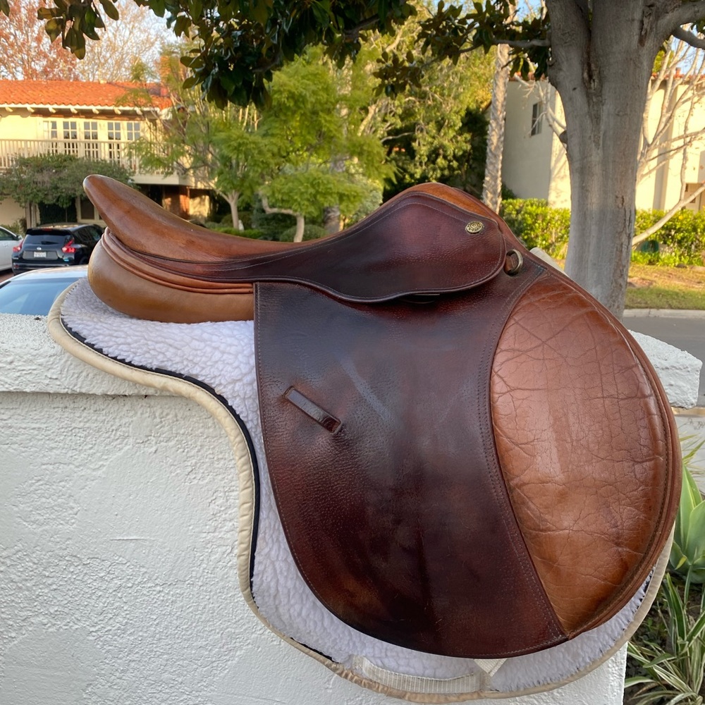 English can fit 16.5-17.5 inch, in great condition, sadly out grew the saddle